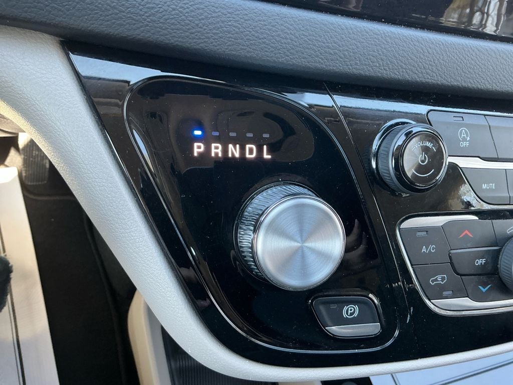 2024 Chrysler Voyager LX