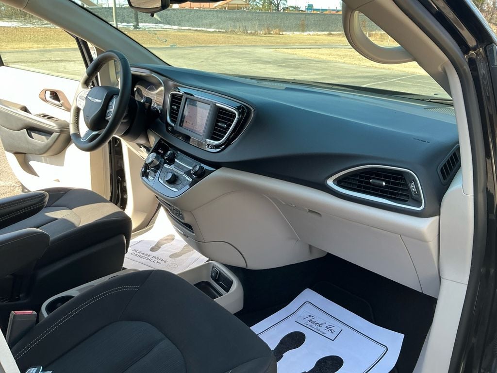 2024 Chrysler Voyager LX