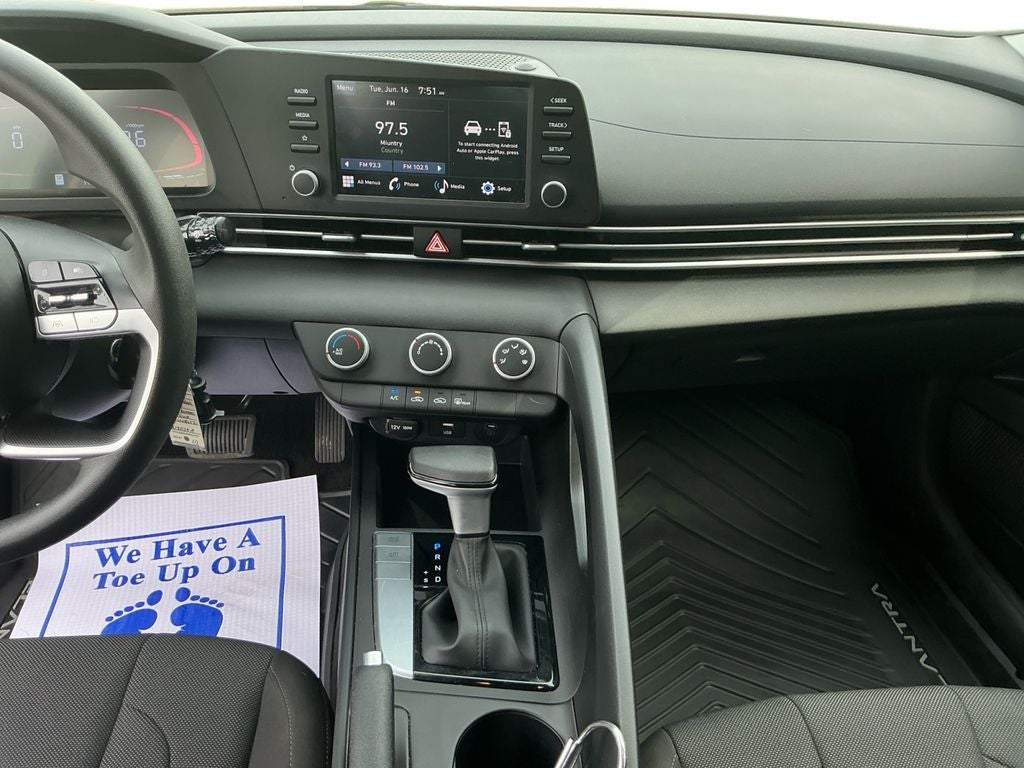 2025 Hyundai Elantra SE